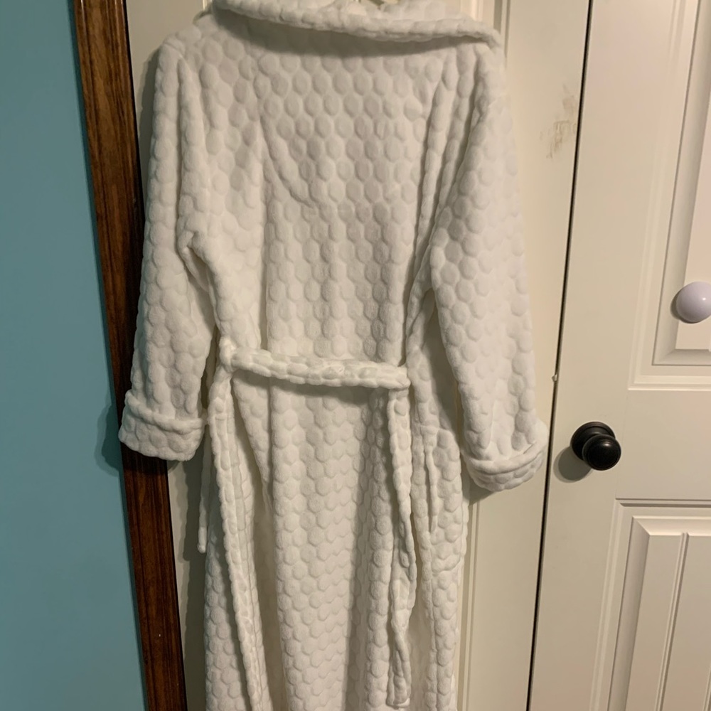 White Robe - Picture 2 of 2